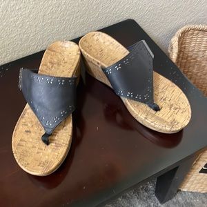 Vionic Women’s Anitra Wedge Sandal. Black size 8.